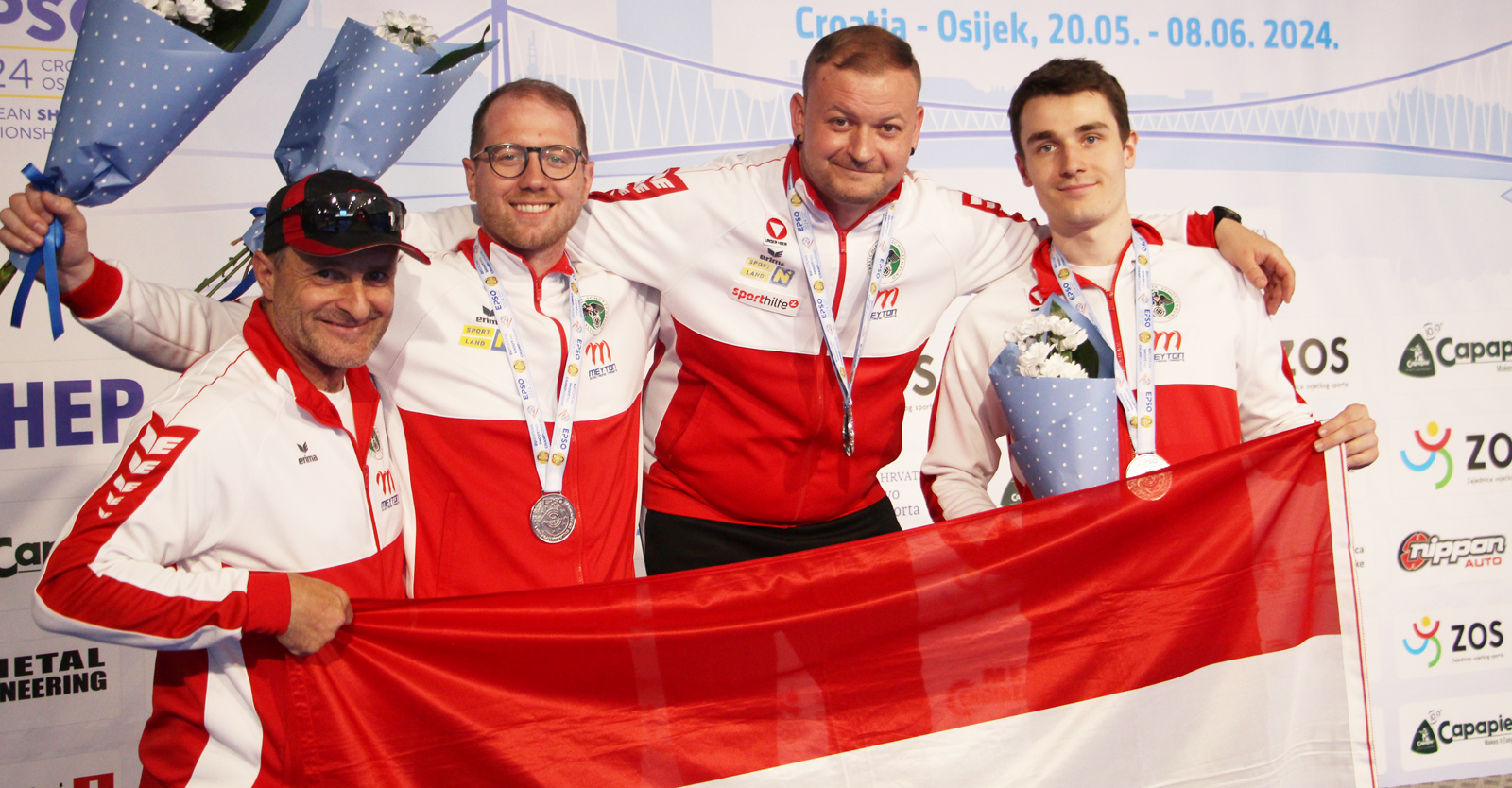 GK-Gewehrtrainer Klaus Gstinig (li.) und die Vizeeuropameister im 300m-Liegend, Pickl, Schmirl und Diem (v.l.) © Margit Melmer, ÖSB