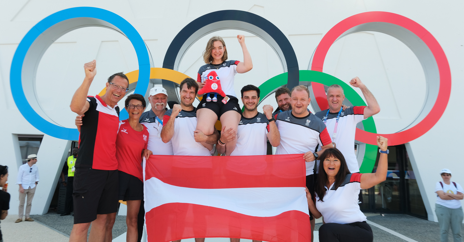 Jubel bei Österreichs SportschützInnen: Papa Hansjörg Ungerank, Andrea Ungerank, Trainer Hubert Bichler, Martin Strempfl, Finalistin Nadine Ungerank, Andreas Thum, Generalsekretär Mag. Florian Neururer, Alexander Schmirl, Sportkoordinatorin Margit Melmer und Hermann Rainer (v.l.) © ÖSB